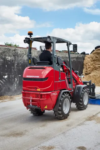 Nový elektrický nakladač Weidemann Hoftrac 1190e bez emisí s lithium-iontovou baterií.