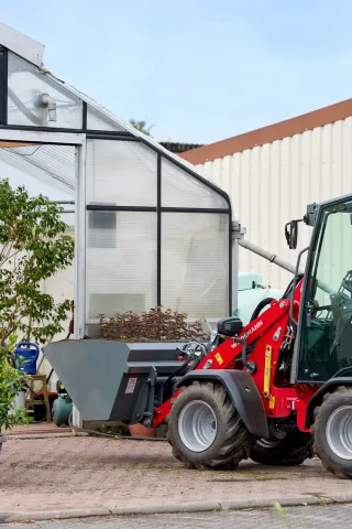 Nový elektrický nakladač Weidemann Hoftrac 1190e bez emisí s lithium-iontovou baterií.