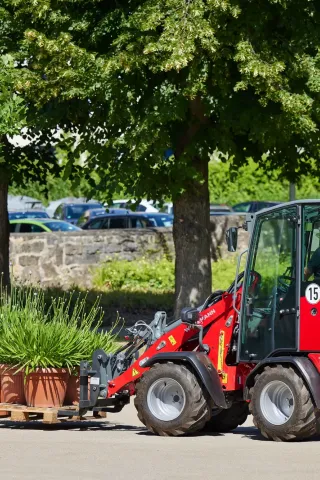 Nový elektrický nakladač Weidemann Hoftrac 1190e bez emisí s lithium-iontovou baterií.