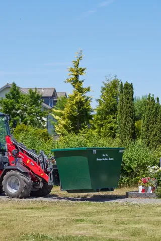 Nový elektrický nakladač Weidemann Hoftrac 1190e bez emisí s lithium-iontovou baterií.