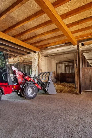 Nový elektrický nakladač Weidemann Hoftrac 1190e bez emisí s lithium-iontovou baterií.