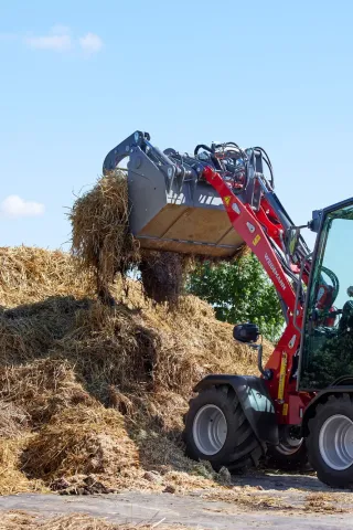 Nový elektrický nakladač Weidemann Hoftrac 1190e bez emisí s lithium-iontovou baterií.