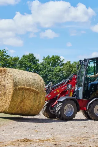 Nový elektrický nakladač Weidemann Hoftrac 1190e bez emisí s lithium-iontovou baterií.