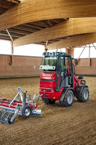 Nový elektrický nakladač Weidemann Hoftrac 1190e bez emisí s lithium-iontovou baterií.