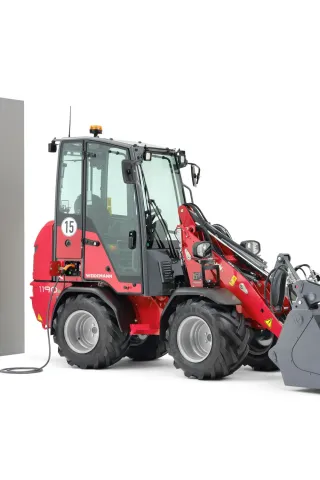 Nový elektrický nakladač Weidemann Hoftrac 1190e bez emisí s lithium-iontovou baterií.