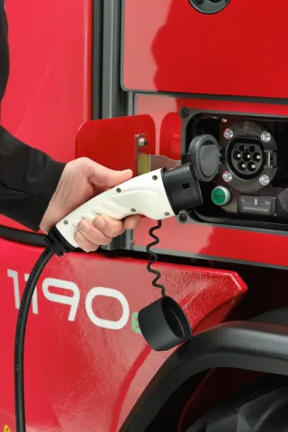 Nový elektrický nakladač Weidemann Hoftrac 1190e bez emisí s lithium-iontovou baterií.