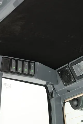 Nový elektrický nakladač Weidemann Hoftrac 1190e bez emisí s lithium-iontovou baterií.
