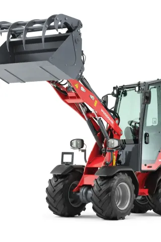 Nový elektrický nakladač Weidemann Hoftrac 1190e bez emisí s lithium-iontovou baterií.
