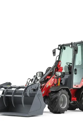 Nový elektrický nakladač Weidemann Hoftrac 1190e bez emisí s lithium-iontovou baterií.