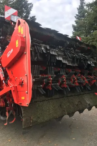 Na prezentovaném stroji Grimme Rexor 6200 třetí generace jsme měli možnost vidět vylepšenou verzi cepáku FM sestavenou ze dvou hřídelí se dvěma typy kladívek.