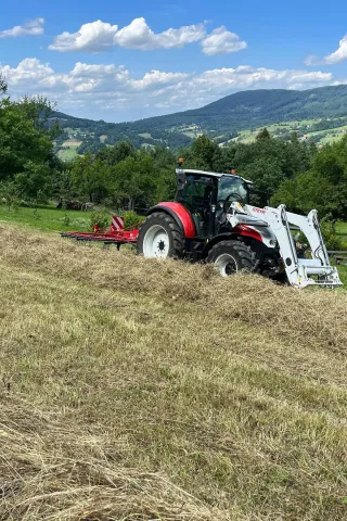 Velšovi zvolili lehkou verzi shrnovače s pracovním záběrem 4,7 metru.