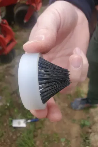 Na kartáči se nahromadí požadovaná dávka hnojiva, která je uložena k osivu nebo mezi osivo.