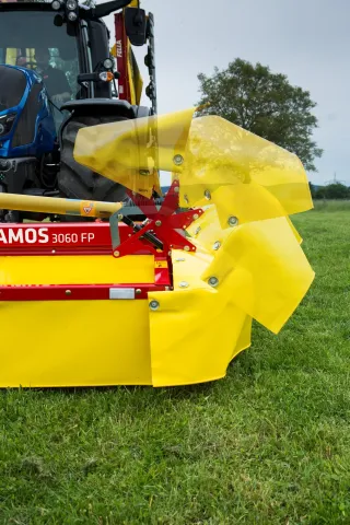 Bočně uzamykatelné, skládací ochranné kryty s přípravou na hydraulické skládání.