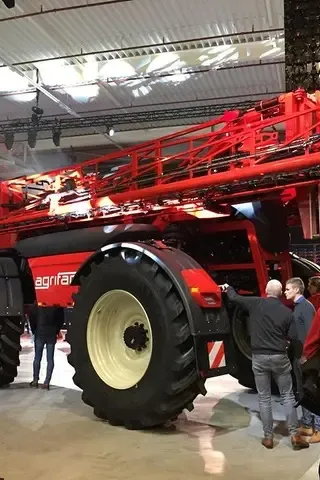 Samojízdný postřikovač Agrifac Condor Endurance mezi návštěvníky akce.