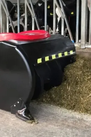 Krmný robot Peecon Butler XL u krav