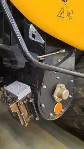 Detail senzoru systému Nutri Sense na sklízecí mlátičce