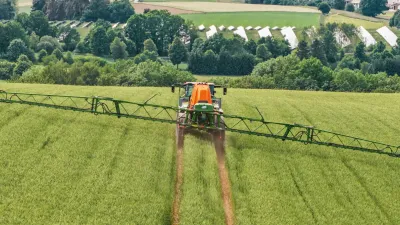 Samojízdný postřikovač Amazone Pantera 7004 při práci
