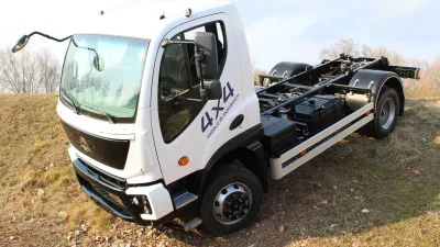 Bílý nákladní vůz Avia s podvozkem 4x4