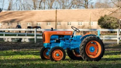 Historický modrooranžový traktor Lamborghini na trávníku