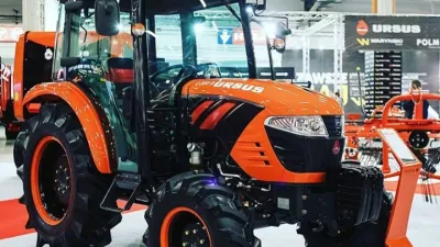 Oranžový traktor Ursus na výstavě
