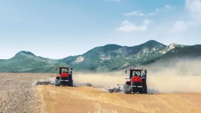 Dva červené autonomní pásové traktory Case IH Quadtrac na poli