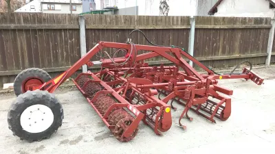 Červený kompaktor vyrobený na rodinné farmě