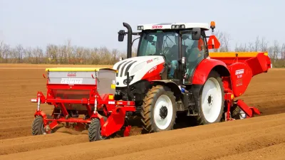 Traktor Steyr se sazečem brambor Grimme
