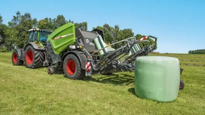 Traktor Fendt s lisem Rotana a zabaleným balíkem na poli