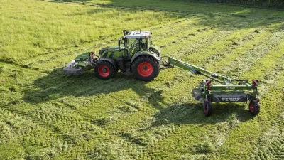 Traktor Fendt s žacími stroji při sečení trávy