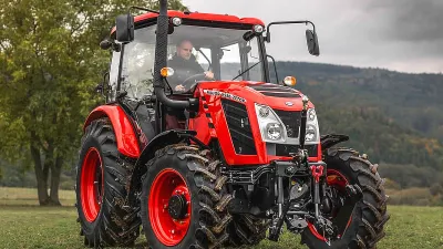Červený traktor Zetor Major na louce