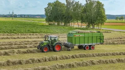 Traktor Fendt se senážním vozem Tigo na louce