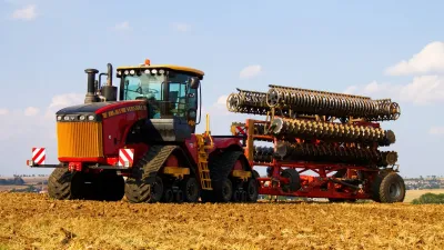 Pásový traktor Versatile 610 DeltaTrack s podmítačem na poli