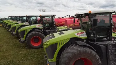 Řada traktorů Claas Xerion s cisternami