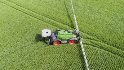 Samojízdný postřikovač Fendt Rogator v obilném poli