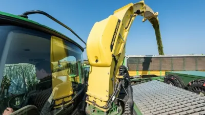 Snímač John Deere HarvestLab při plnění vozu řezankou