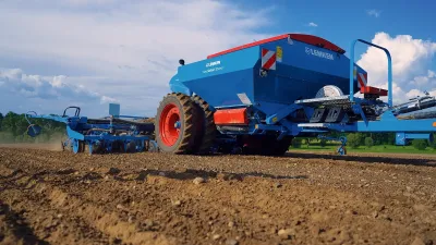 Modrý zásobník Lemken Solitair 12 SW při práci na poli