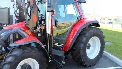 Červený traktor Lindner s upraveným nástupem do kabiny
