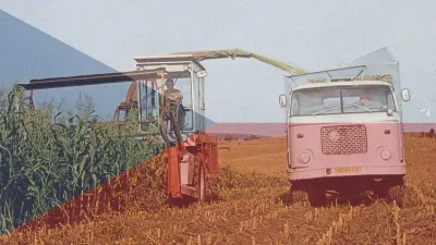 Historická fotografie sklizně kukuřice s řezačkou a nákladním vozem Škoda