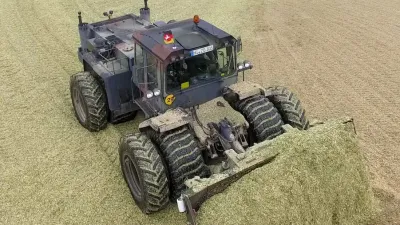 Pohled shora na speciální traktor Zettelmeyer na silážní jámě