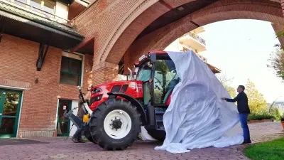 Červený rumunský traktor Tagro při slavnostním odhalení