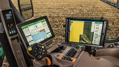 Displeje digitálních systémů v kabině stroje John Deere