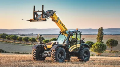 Teleskopický manipulátor New Holland se zvednutými vidlicemi na poli
