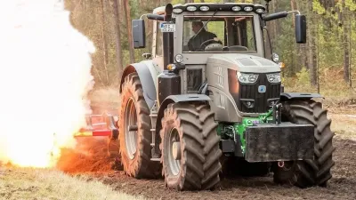 Obrněný traktor Rebo Rack při práci v lese