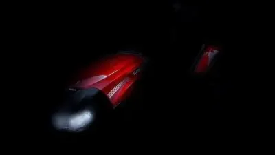 Detail červené kapoty traktoru Case IH v tmavém prostředí