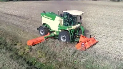Sekačka Krone Big M 450 s oranžovými mulčovači na poli