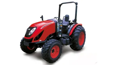 Červený traktor Zetor Utilix na bílém pozadí