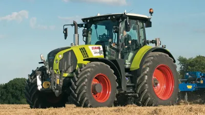 Zelený traktor Claas Arion na poli