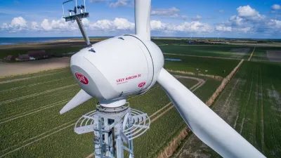 Větrná elektrárna Lely nad zemědělskou krajinou