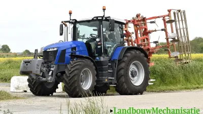 Modrý prototyp traktoru Massey Ferguson s nářadím