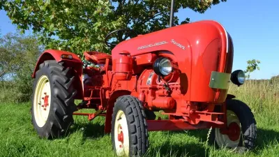 Červený historický traktor Porsche Diesel Standard na trávě
